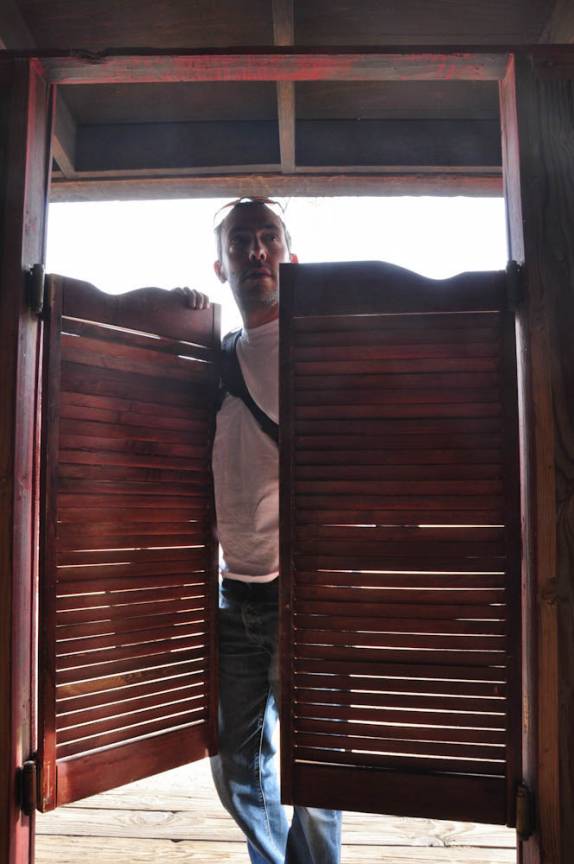 O 'mocinho' entra no bar na cidade de faroeste de Pioneertown, na Califórnia, nos Estados Unidos